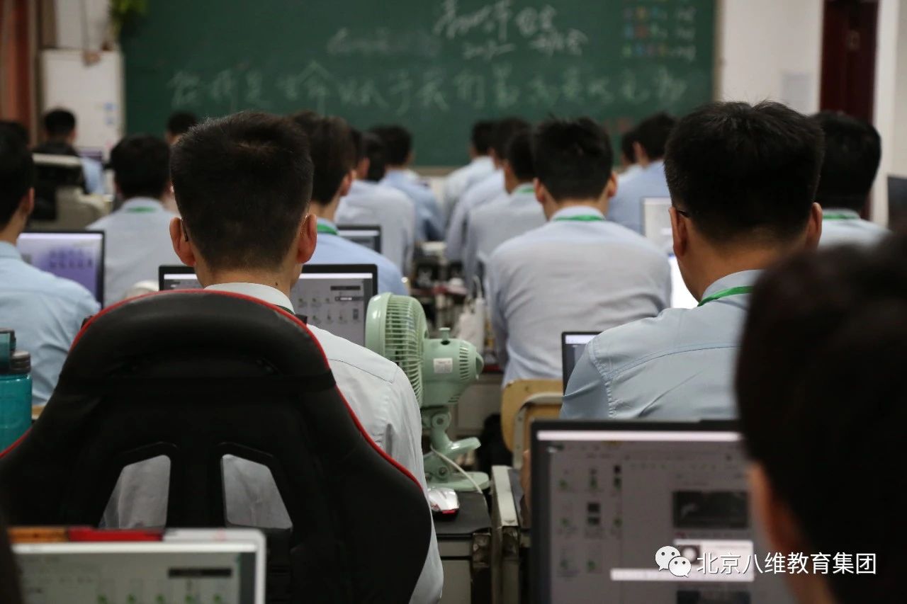 八维职业学校网络工程专业学子学习生活风采