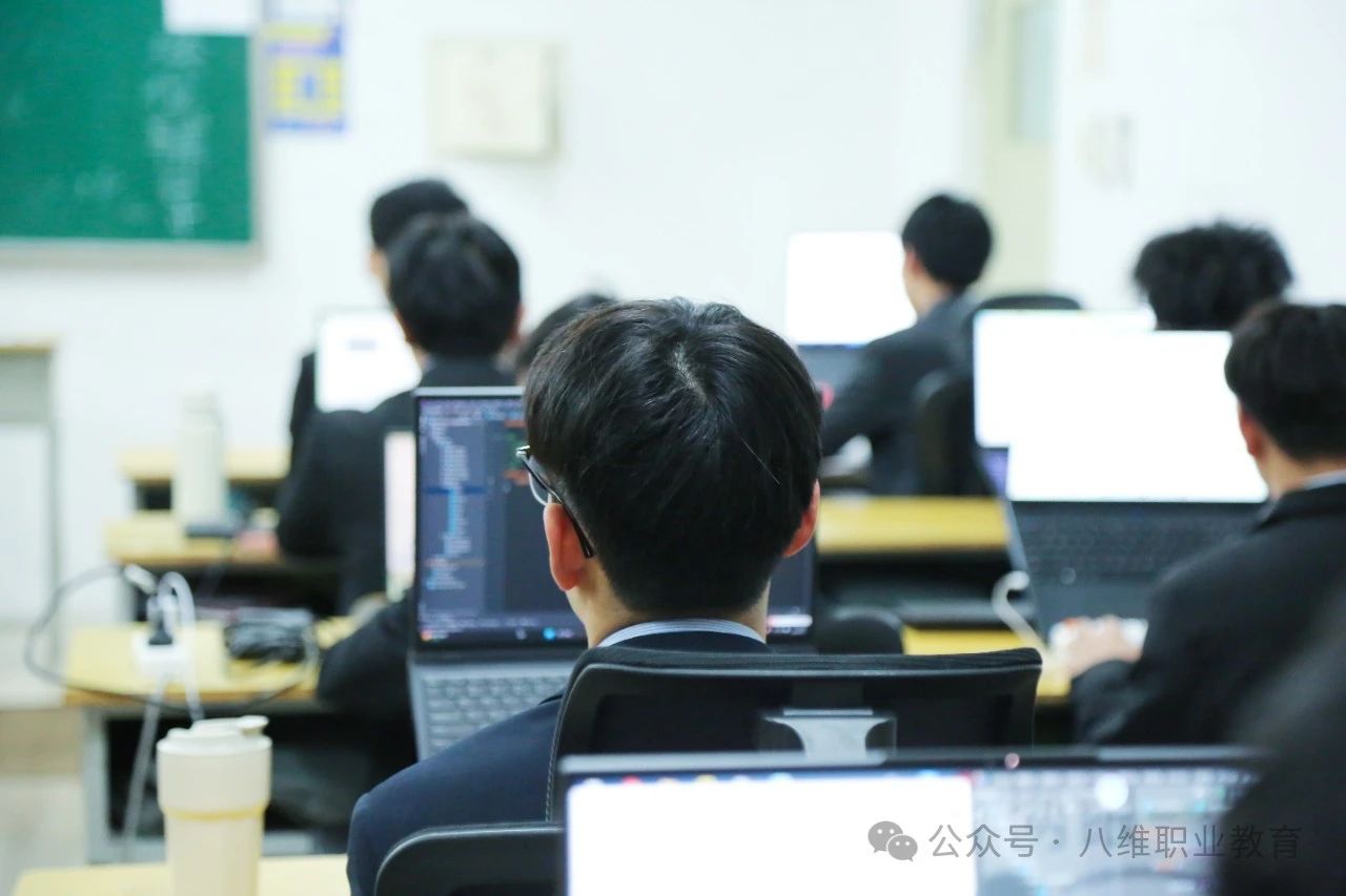 八维职业学校网络工程专业学子学习生活风采