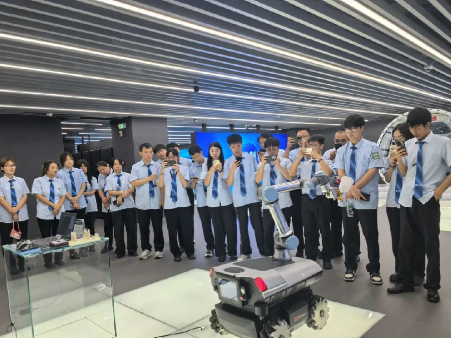 八维职业学校：探索人工智能领域新篇章，铸就科技精英的璀璨舞台！