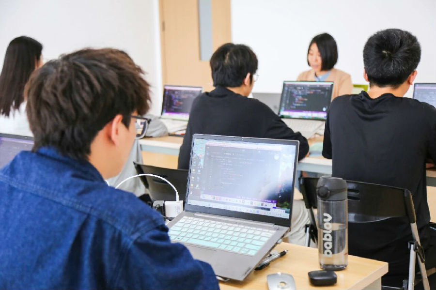 2026天津软件测试开发工程师培训课程后就业前景怎么样？八维职业学校为什么更受信赖？