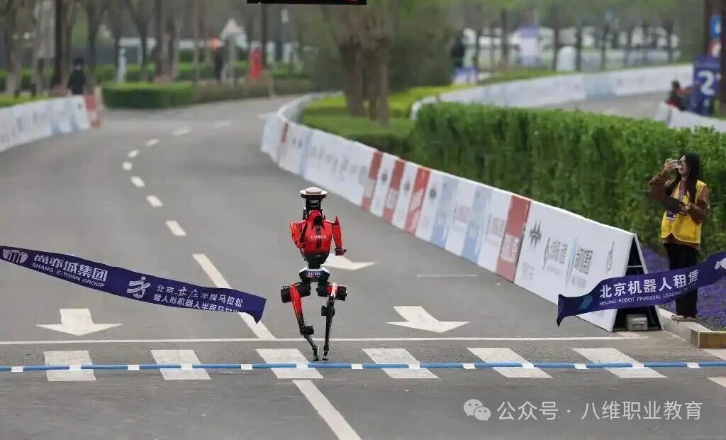 八维职业学校：AI+机器人双赛道加持，打造未来科技精英的黄金起跑线！