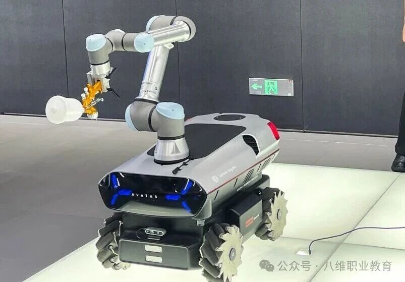 从普通人到AI精英：八维职业学校教你用技能逆袭智能经济新时代，成为智能经济时代抢手人才