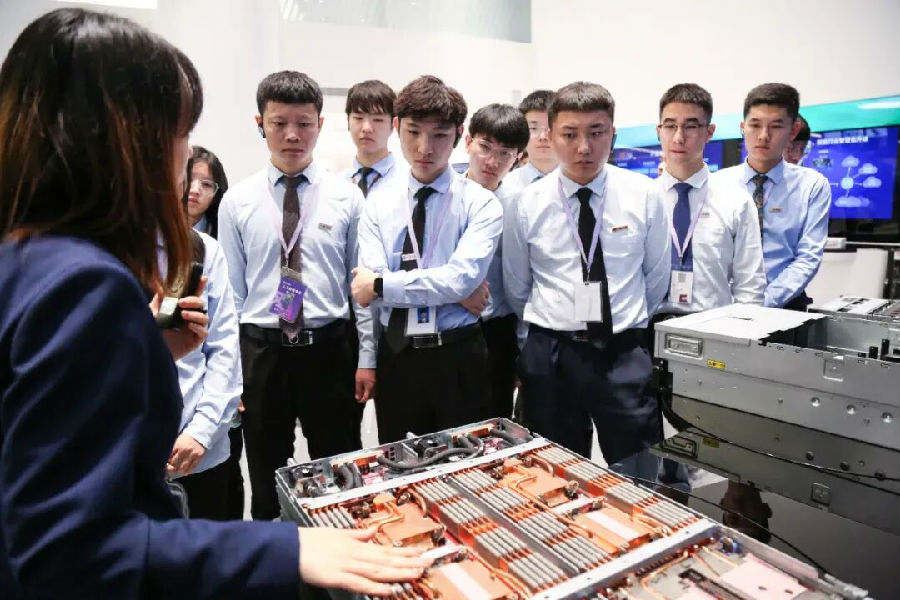八维职业学校：锚定数字经济风口，打造AI时代的高薪人才黄金赛道