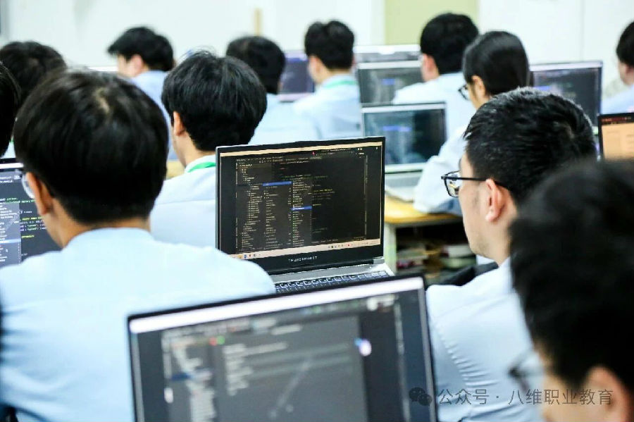 别让孩子错过AI时代！八维职业学校抢占未来十年黄金赛道，领跑智能时代新未来！